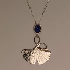 Collier avec pendentif ginkgo stylisé en argent et Lapis Lazuli naturelle